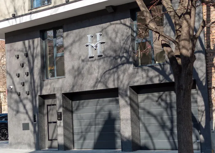 Апартхотел Hills With Free Parking 4*