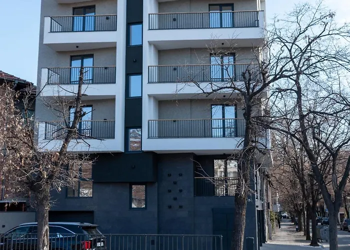 Апартхотел Hills With Free Parking