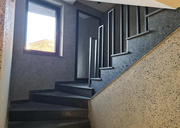 Hills With Free Parking 4*