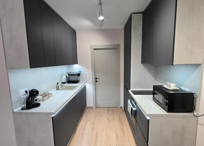 Апартхотел Hills With Free Parking