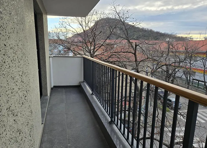 Апартхотел Hills With Free Parking