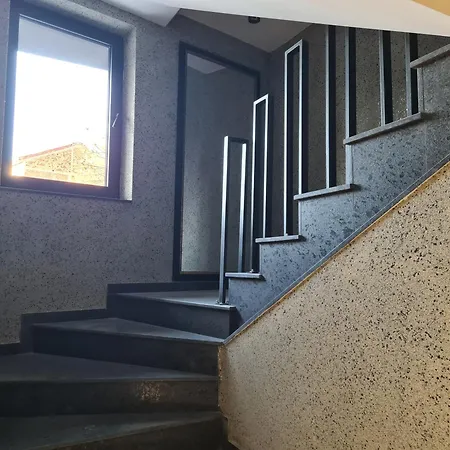 Hills With Free Parking 4*