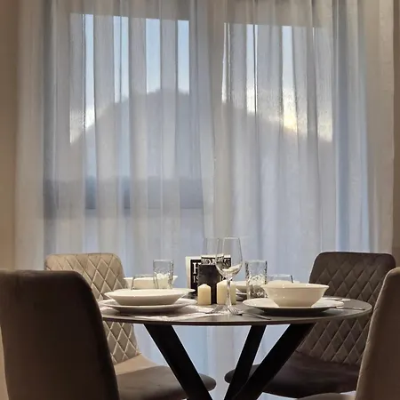 Hills With Free Parking Aparthotel